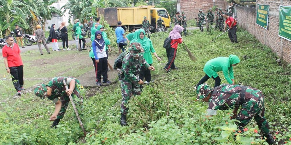 Ibu-ibu Persit KCK dibantu suami dari pasukan TNI Kodim 1410 Bantaeng baksos di Kelurahan Lembang Bantaeng.