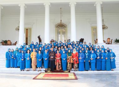 Ketua PKK SulSel (pertama di kiri depan) foto bersama Presiden dan Ibu Negara di Istana Bogor (28/02/2019).