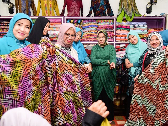 Kunjungan Liestiaty F Nurdin di toko sutera Kabupaten Wajo.