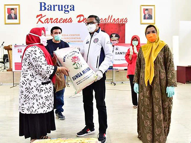 Banteng Merah Indonesia SulSel serahkan bantuan kepada Pemprov SulSel.