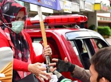 Dengan mobil pickup, Liestiaty F Nurdin sosialisasikan penggunaan masker.
