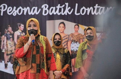 Fashion Show Aksara Lontara dibuka oleh Liestiaty F Nurdin.