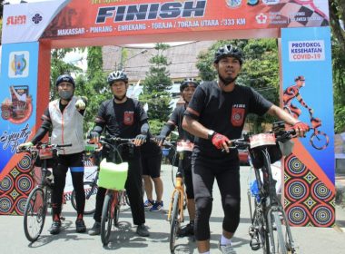 Garis Finish Jelajah Sepeda Sulawesi 2021.