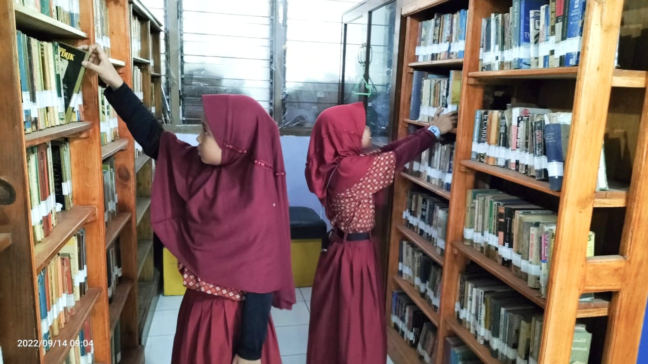 Murid dan Bunda Pustaka SD Negeri Borong ke perpustakaan.